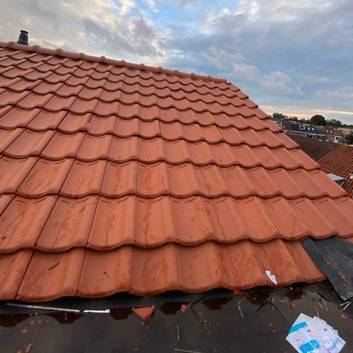 Mooie dakpannen geplaatst Dakdekker Enschede inspectie van pannendak
